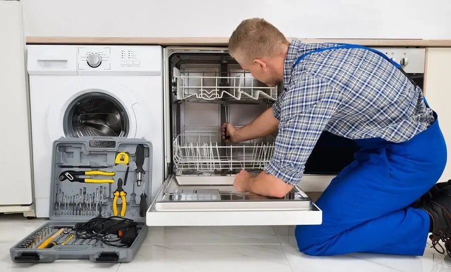 Serdivan Gaggenau servisi teknisyen ekibi beyaz eşya tamiri yaparken